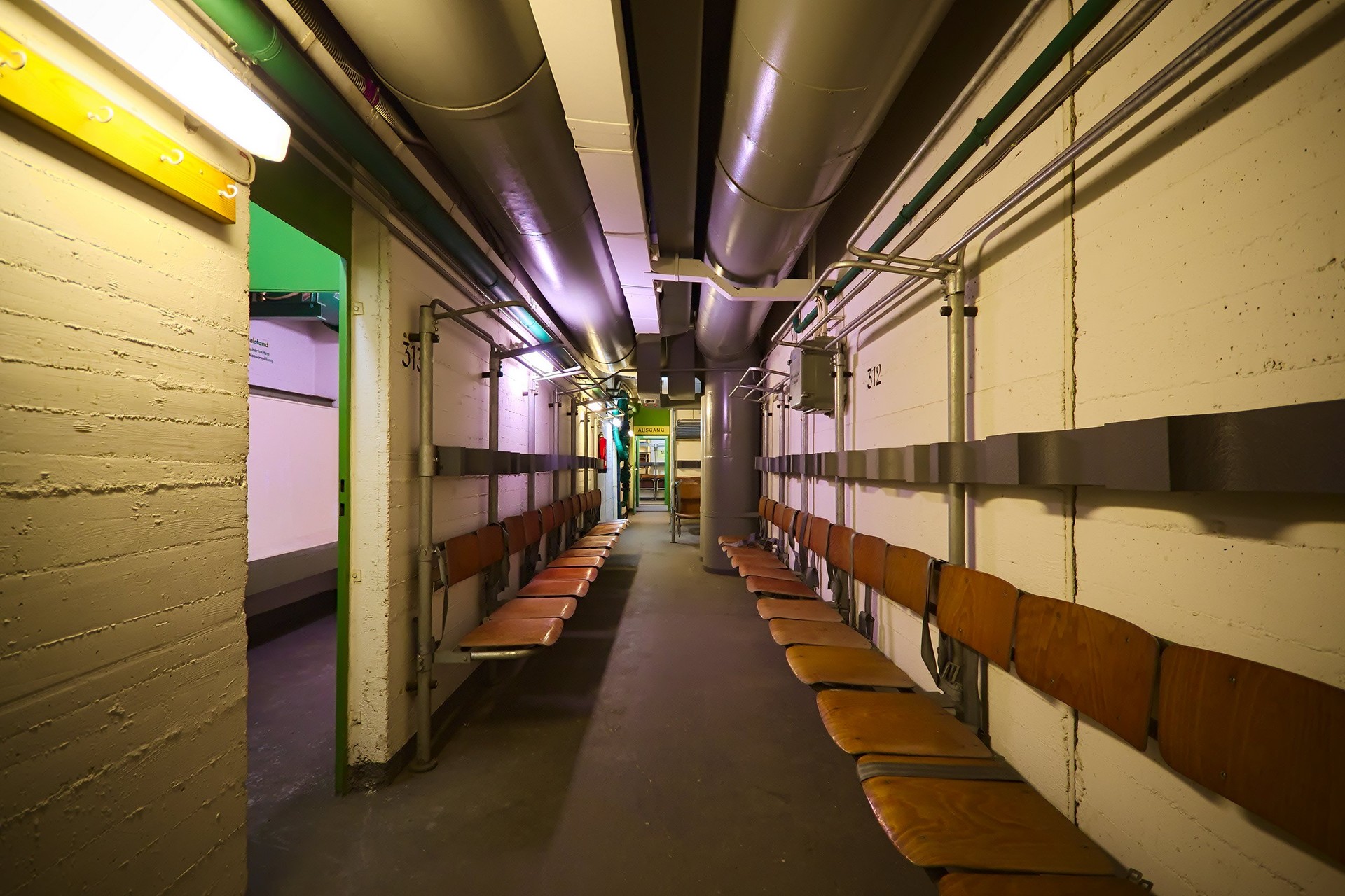 Sitzreihen im Bunker