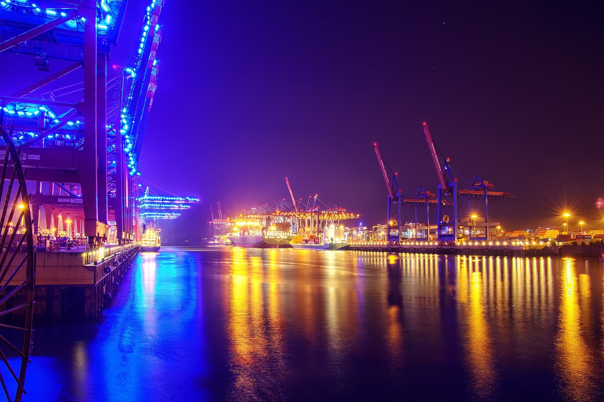 Nachts im Hamburger Hafen