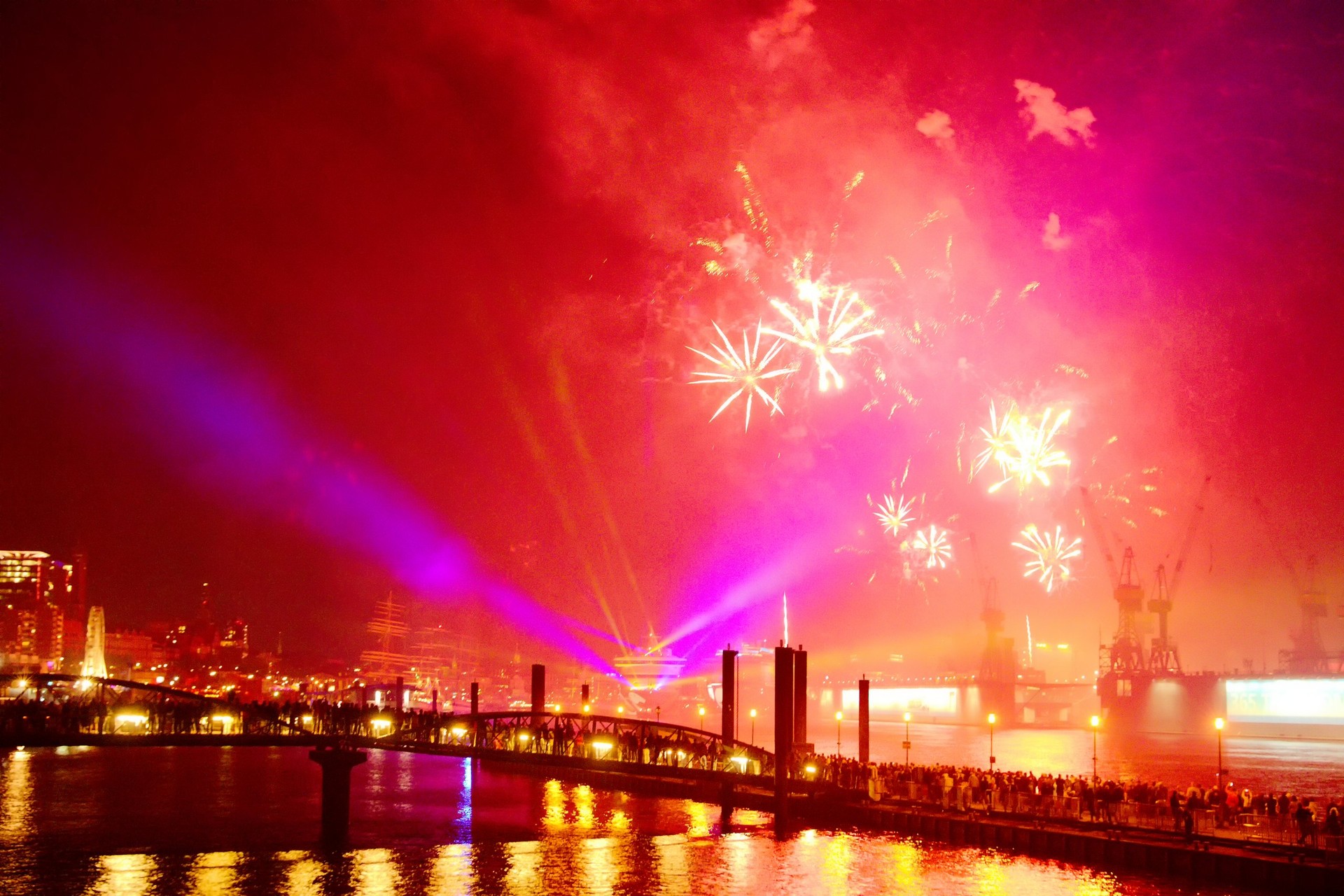Feuerwerk bei der Taufe der AIDAprima