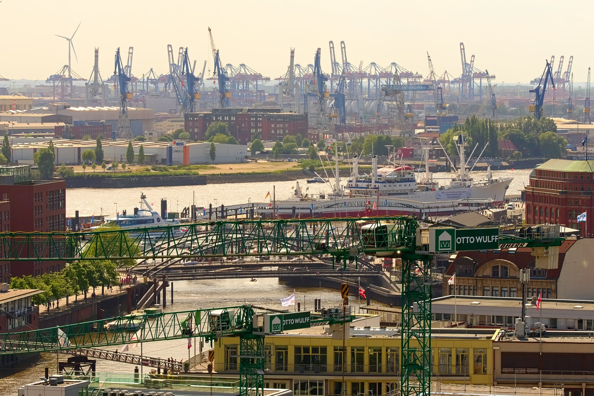 Kräne in der Stadt und im Hafen